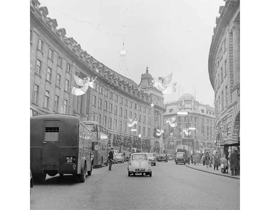 1923 онд АНУ-ын Цагаан ордны өмнө 2500 ширхэг гэрлээр чимэглэсэн гацуур засжээ